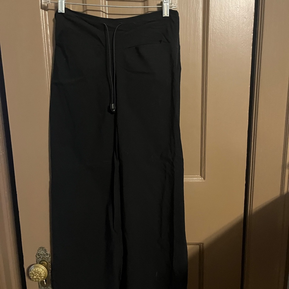 Women’s Italian Black pull on pants with zippers up each side leg.